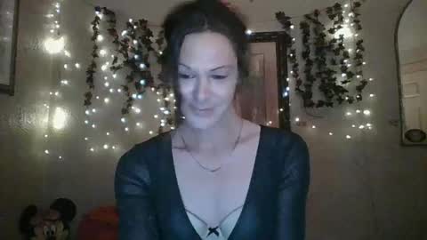 Snapshot of thesillymillie chatting on 10/13/25, 12:43 sillymillie0 online show from 10/13/25, 12:43