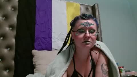 Snapshot of thesirenscall chatting on 12/04/25, 01:48 Siren of the Fae online show from 12/04/25, 01:48