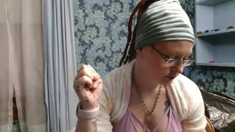 Snapshot of thesirenscall chatting on 12/14/25, 02:39 Siren of the Fae online show from 12/14/25, 02:39