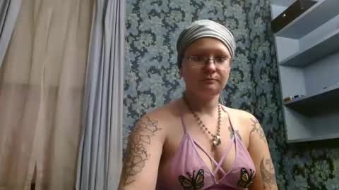 Snapshot of thesirenscall chatting on 12/15/25, 03:11 Siren of the Fae online show from 12/15/25, 03:11