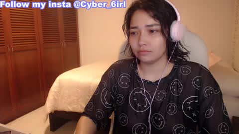 Snapshot of thetalkingbutt chatting on 11/02/25, 01:19 Mai online show from 11/02/25, 01:19