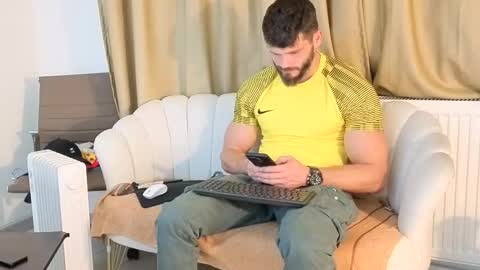 Snapshot of thetop200 chatting on 11/04/25, 07:35 TheTop online show from 11/04/25, 07:35