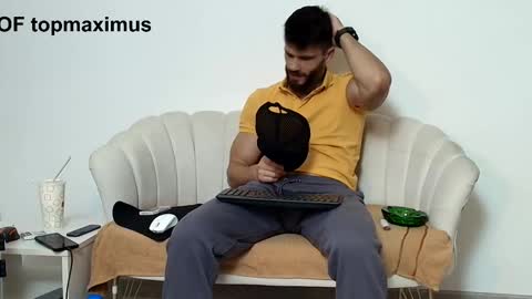 Snapshot of thetop200 chatting on 11/20/25, 06:18 TheTop online show from 11/20/25, 06:18