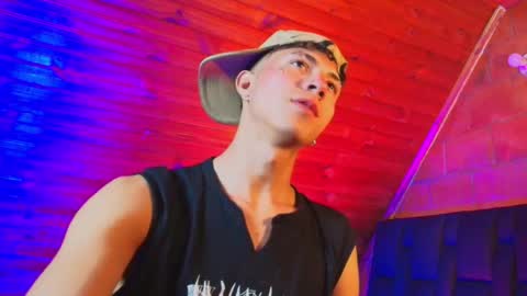 Snapshot of thiago_n_sam chatting on 11/21/25, 09:35 thiago_n_sam online show from 11/21/25, 09:35