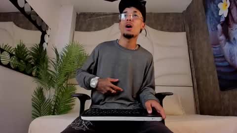 Snapshot of thiagoferreti_ chatting on 10/13/25, 03:17 ThiagoFerreti online show from 10/13/25, 03:17