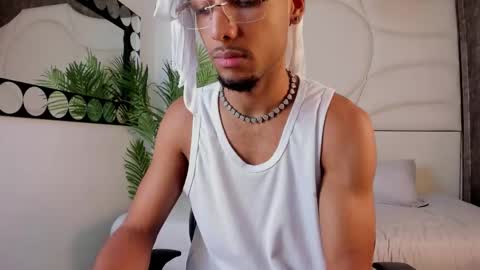 Snapshot of thiagoferreti_ chatting on 10/15/25, 03:39 ThiagoFerreti online show from 10/15/25, 03:39