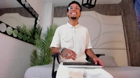 Snapshot of thiagoferreti_ chatting on 10/17/25, 03:31 ThiagoFerreti online show from 10/17/25, 03:31