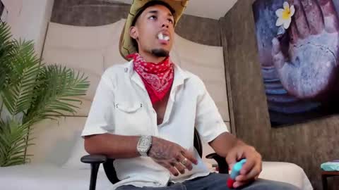 Snapshot of thiagoferreti_ chatting on 10/28/25, 07:27 ThiagoFerreti online show from 10/28/25, 07:27