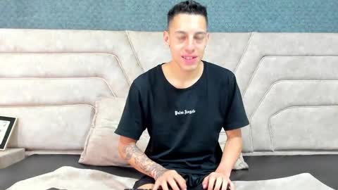 Snapshot of thiagos19 chatting on 01/23/25, 08:02 Thiago online show from 01/23/25, 08:02