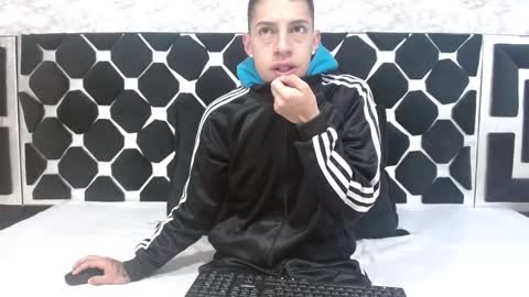 Snapshot of thiagos19 chatting on 02/15/25, 12:11 Thiago online show from 02/15/25, 12:11