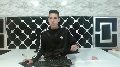 Snapshot of thiagos19 chatting on 02/15/25, 09:26 Thiago online show from 02/15/25, 09:26