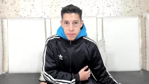 Snapshot of thiagos19 chatting on 03/06/25, 12:43 Thiago online show from 03/06/25, 12:43
