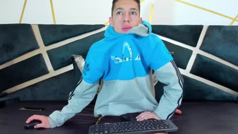 Snapshot of thiagos19 chatting on 04/09/26, 12:43 Thiago online show from 04/09/26, 12:43