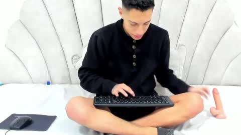 Snapshot of thiagos19 chatting on 05/25/26, 12:22 Thiago online show from 05/25/26, 12:22