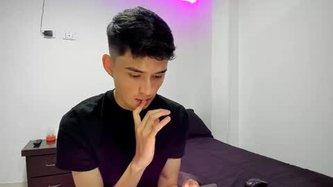 Snapshot of thiagowells_ chatting on 02/18/25, 08:25 Thiago Wells online show from 02/18/25, 08:25