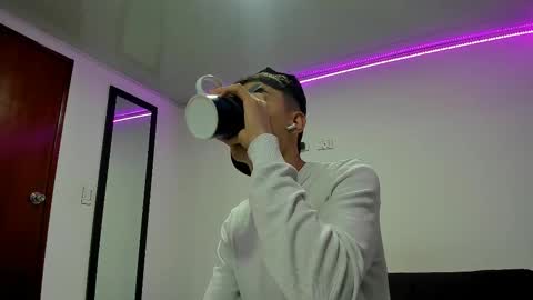 Snapshot of thiagowells_ chatting on 02/23/25, 03:45 Thiago Wells online show from 02/23/25, 03:45