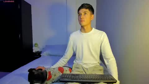 Snapshot of thiagowells_ chatting on 10/08/25, 08:17 Thiago Wells online show from 10/08/25, 08:17