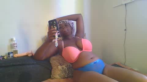 Snapshot of thickie_ chatting on 11/17/25, 04:40 thickie_ online show from 11/17/25, 04:40