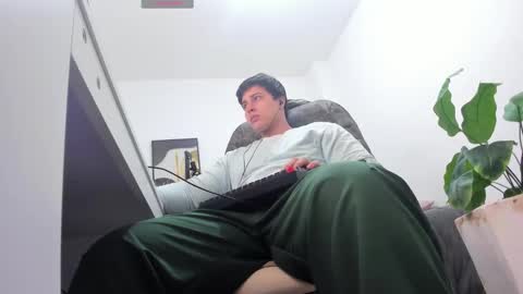 Snapshot of thom_ohtani chatting on 11/18/25, 11:26 thom_ohtani online show from 11/18/25, 11:26