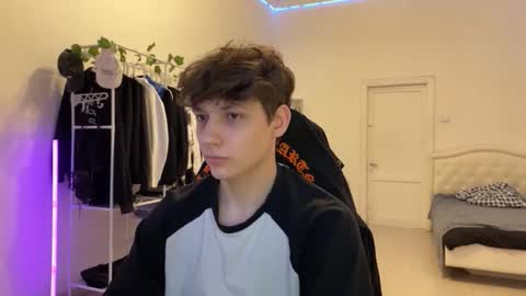 Snapshot of thomas617826 chatting on 10/31/25, 07:48 Thomas Hill online show from 10/31/25, 07:48