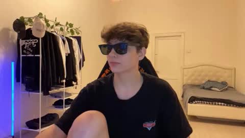 Snapshot of thomas617826 chatting on 11/02/25, 10:34 Thomas Hill online show from 11/02/25, 10:34