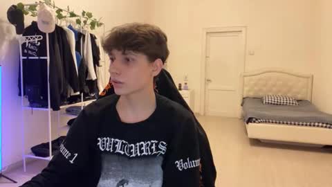 Snapshot of thomas617826 chatting on 11/06/25, 07:15 Thomas Hill online show from 11/06/25, 07:15