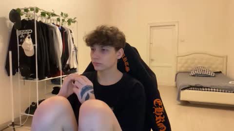 Snapshot of thomas617826 chatting on 11/15/25, 08:05 Thomas Hill online show from 11/15/25, 08:05