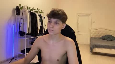 Snapshot of thomas617826 chatting on 12/03/25, 08:40 Thomas Hill online show from 12/03/25, 08:40