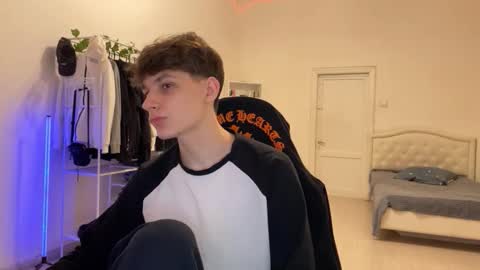 Snapshot of thomas617826 chatting on 12/04/25, 08:17 Thomas Hill online show from 12/04/25, 08:17