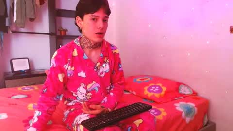 Snapshot of thomas_stallon chatting on 03/10/25, 01:32 thomas online show from 03/10/25, 01:32