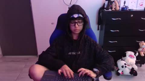 Snapshot of thomascooper_cams chatting on 01/12/26, 06:57 VALERIA online show from 01/12/26, 06:57