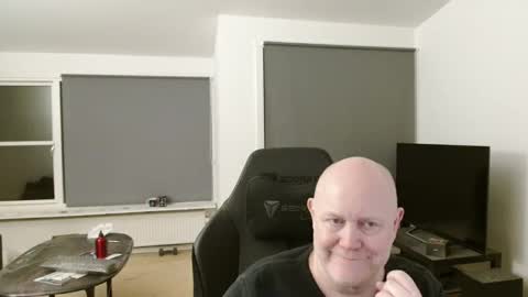 thomash32 online show from 11/02/25, 10:45