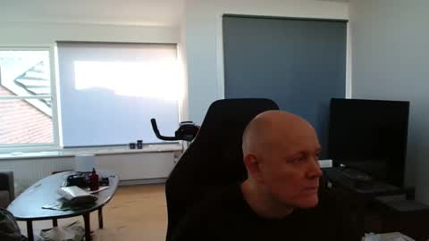 thomash32 online show from 11/17/25, 12:22