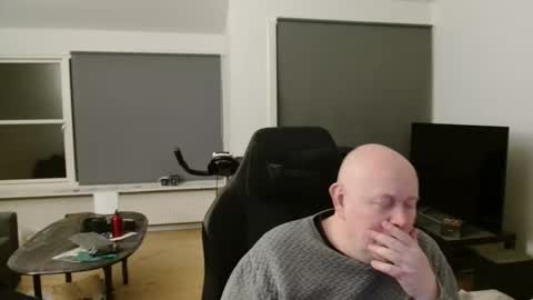 thomash32 online show from 11/18/25, 09:30