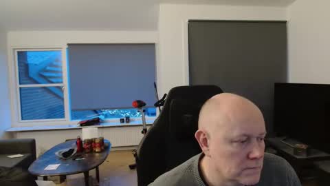 thomash32 online show from 12/22/25, 02:58