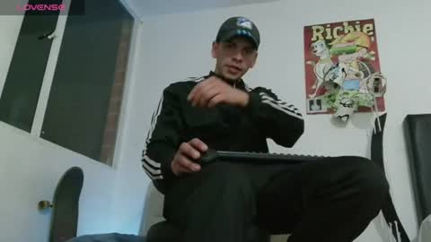 Snapshot of thomasjons chatting on 06/13/26, 06:11 thomasjons online show from 06/13/26, 06:11