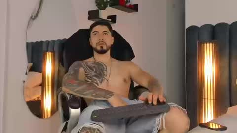 Snapshot of thomasmarzo1 chatting on 09/29/25, 05:40 sweetfit boy online show from 09/29/25, 05:40