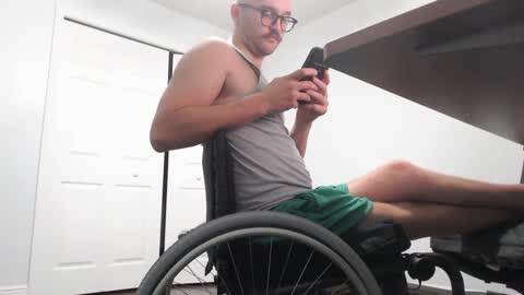 Snapshot of thr0bert0 chatting on 10/04/25, 07:56 Throbby online show from 10/04/25, 07:56