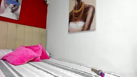 Snapshot of thriana_moon chatting on 03/18/26, 02:04 thriana online show from 03/18/26, 02:04