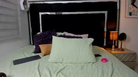 Snapshot of thriana_moon chatting on 05/15/26, 11:34 thriana online show from 05/15/26, 11:34
