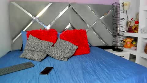 Snapshot of thriana_moon chatting on 05/17/26, 01:58 thriana online show from 05/17/26, 01:58