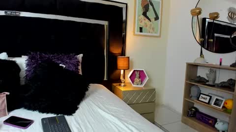 Snapshot of thriana_moon chatting on 06/11/26, 02:53 thriana online show from 06/11/26, 02:53