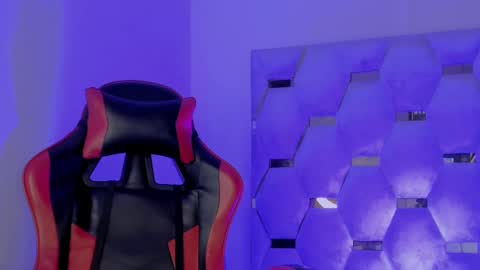 Snapshot of tiago_xxx_ chatting on 10/24/25, 10:44 tiago_xxx_ online show from 10/24/25, 10:44