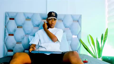 Snapshot of tiago_xxx_ chatting on 10/27/25, 09:08 tiago_xxx_ online show from 10/27/25, 09:08