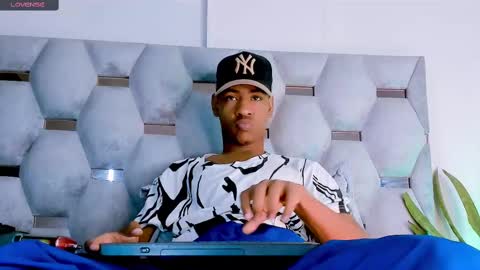 Snapshot of tiago_xxx_ chatting on 10/28/25, 09:06 tiago_xxx_ online show from 10/28/25, 09:06