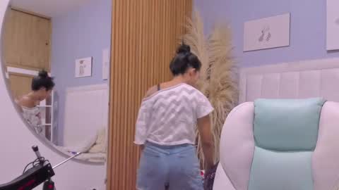 Snapshot of tiana_glowxxx chatting on 09/29/25, 12:10 Tiana online show from 09/29/25, 12:10