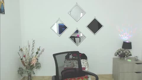 Snapshot of tiara_mature chatting on 12/04/24, 04:21 GOOD MOMMY online show from 12/04/24, 04:21