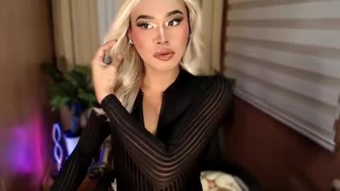 Snapshot of tiara_perezx chatting on 09/18/25, 09:17 Sam online show from 09/18/25, 09:17