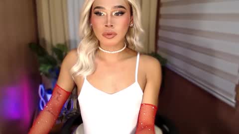 Snapshot of tiara_perezx chatting on 09/22/25, 04:03 Sam online show from 09/22/25, 04:03