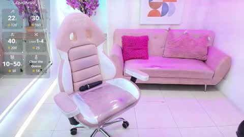 Snapshot of tiara_r chatting on 11/28/25, 08:33 Tiara online show from 11/28/25, 08:33